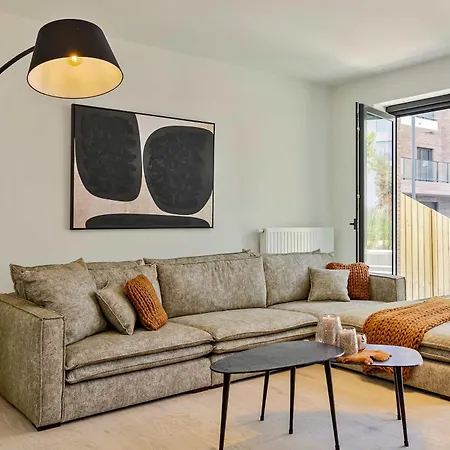 Huswell - Spacious Family Retreat With Terrace