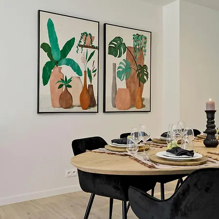 Huswell - Spacious Family Retreat With Terrace Holiday home *