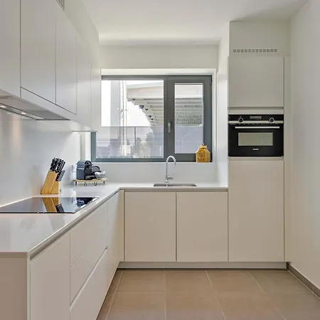 Huswell - Spacious Family Retreat With Terrace